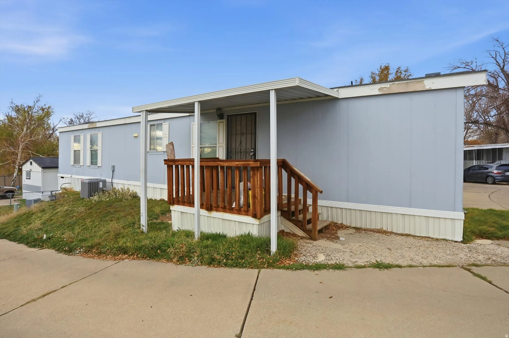 Manufactured / mobile home with a porch