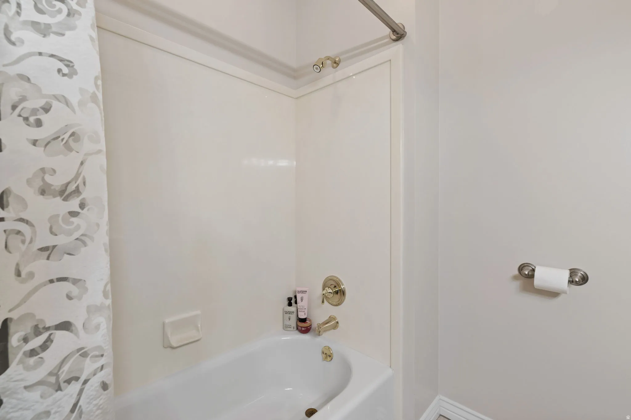 Full bath with shower / bath combo with shower curtain