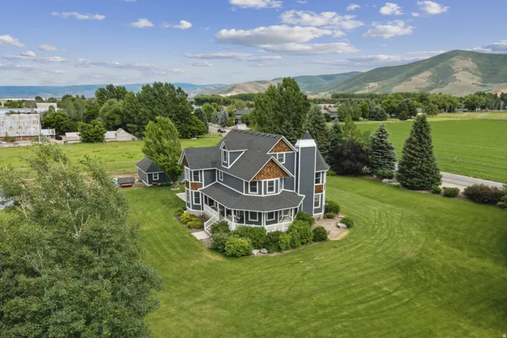 Aerial view of property and surrounding area with mountains