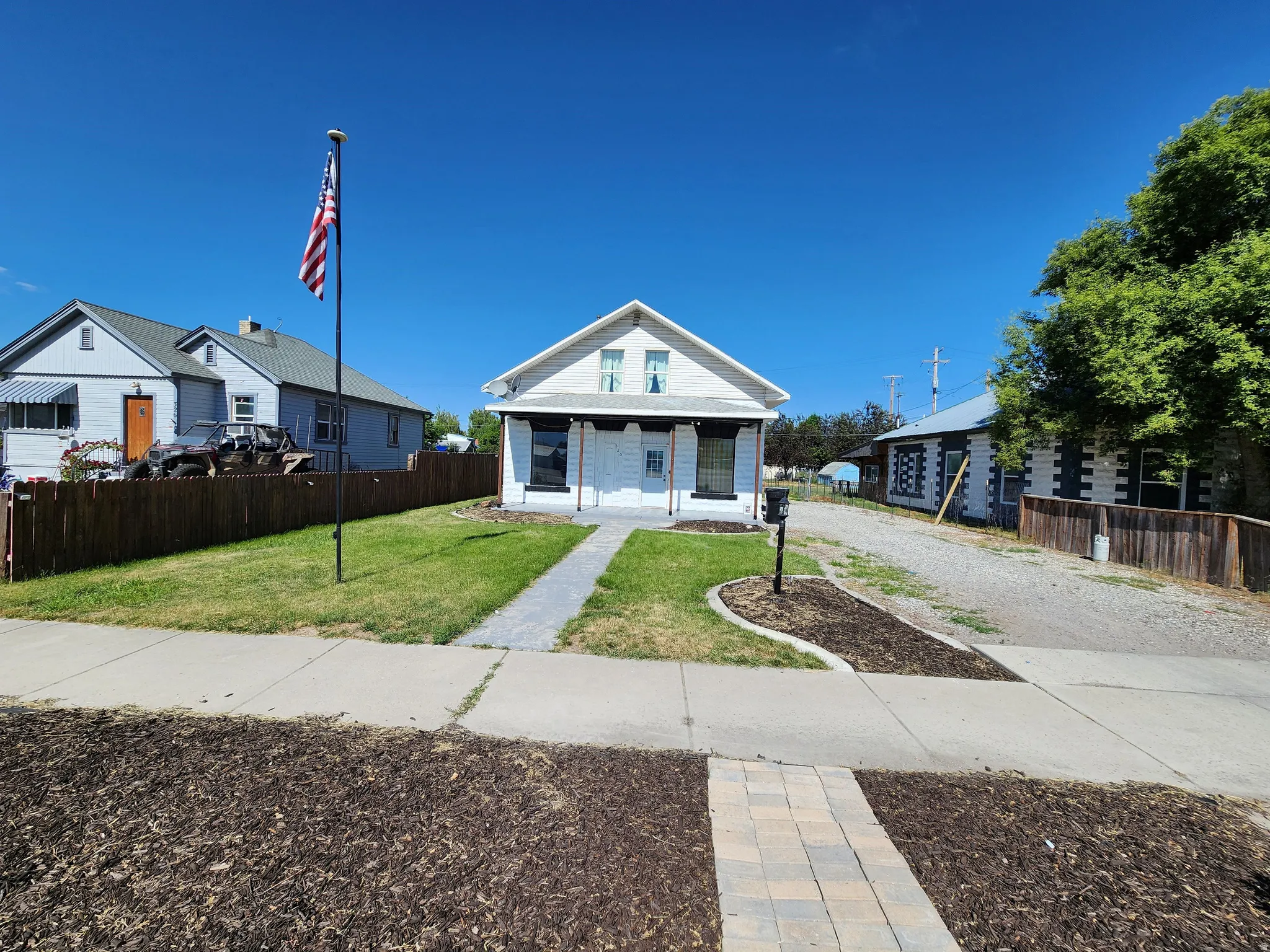 Bungalow featuring driveway
