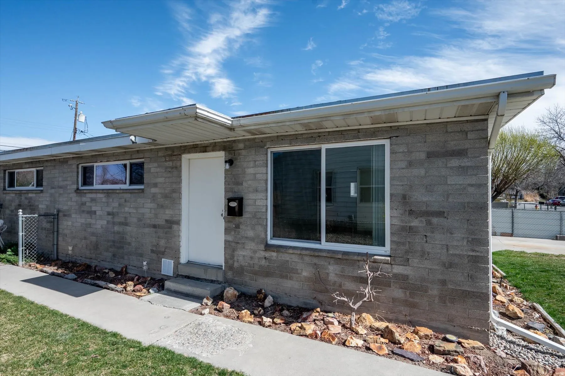 Ranch-style house with entry steps
