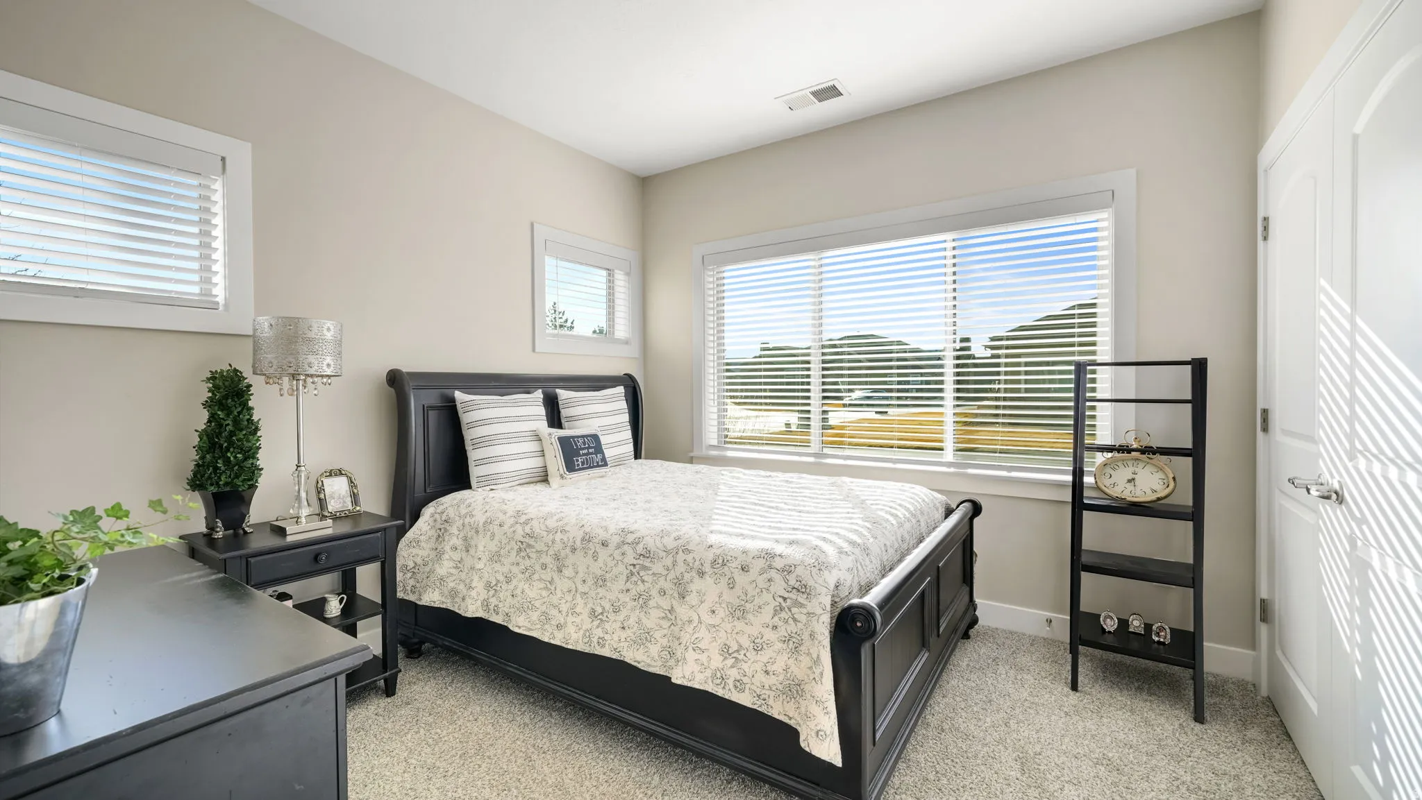 Secondary bedroom with closet