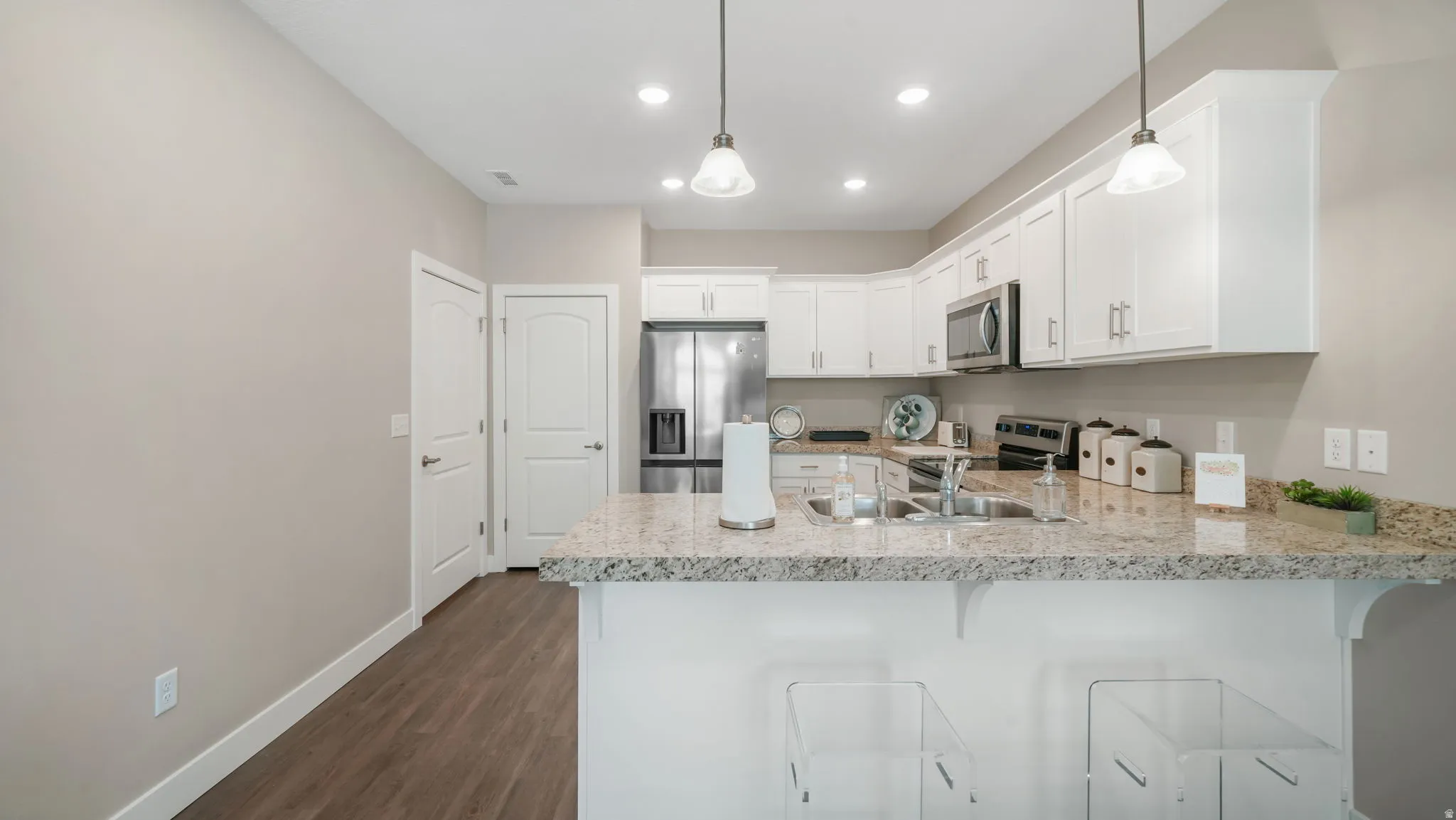 Kitchen bar peninsula