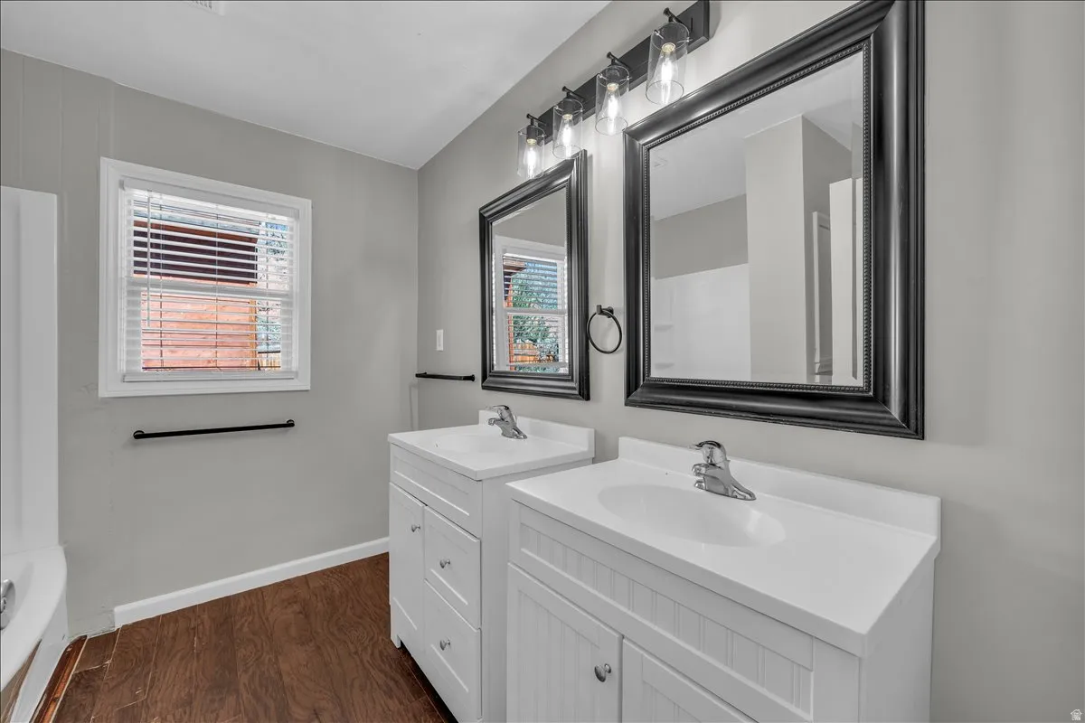 Upstairs unit full bathroom