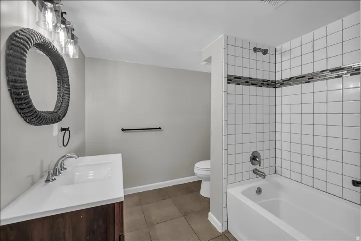 Basement unit full bathroom