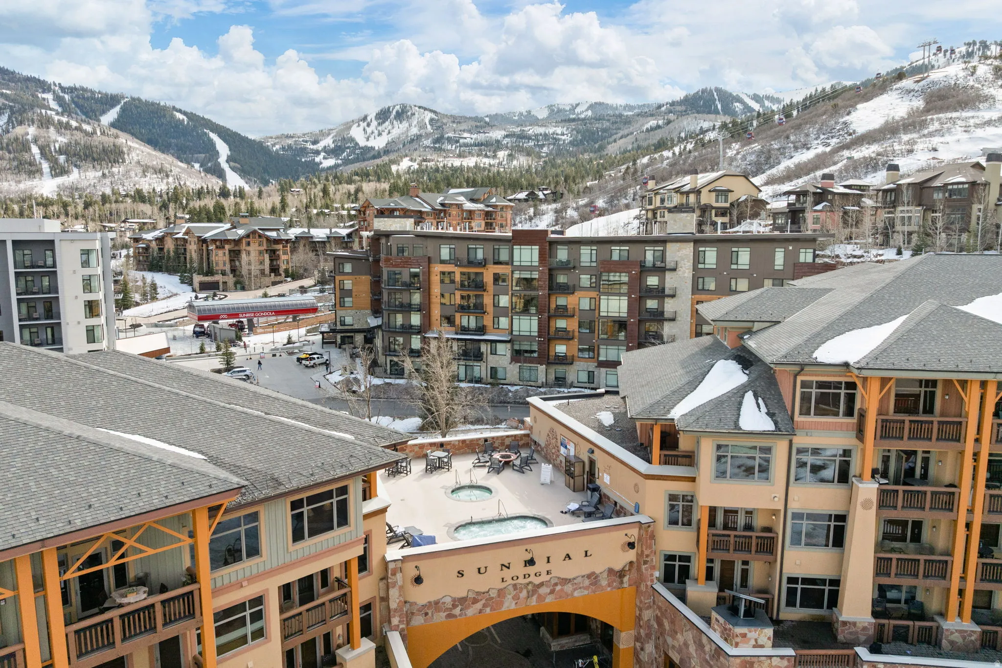 City view featuring a mountainous background