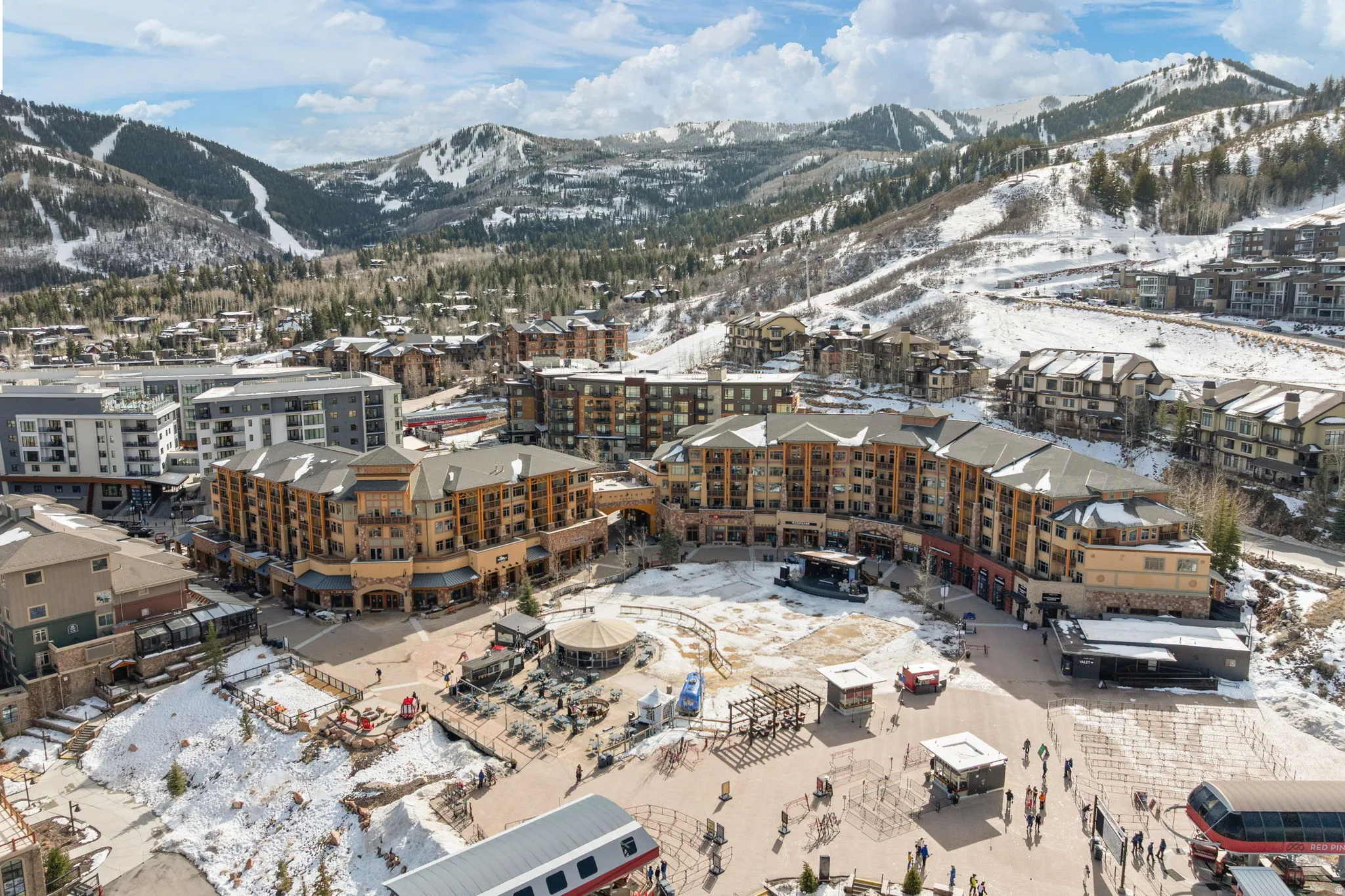 Snowy aerial view with a mountain view