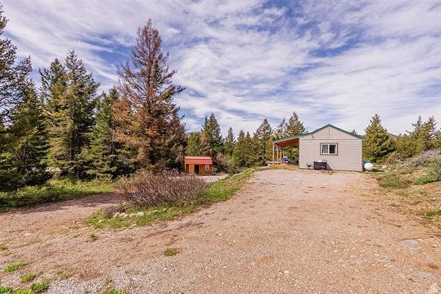 View of yard with driveway