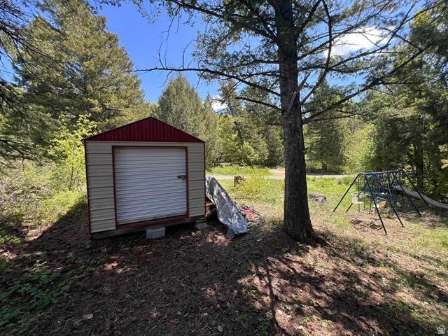 View of yard with an outdoor structure