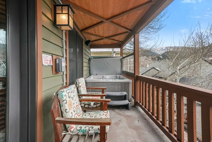 Balcony with a hot tub