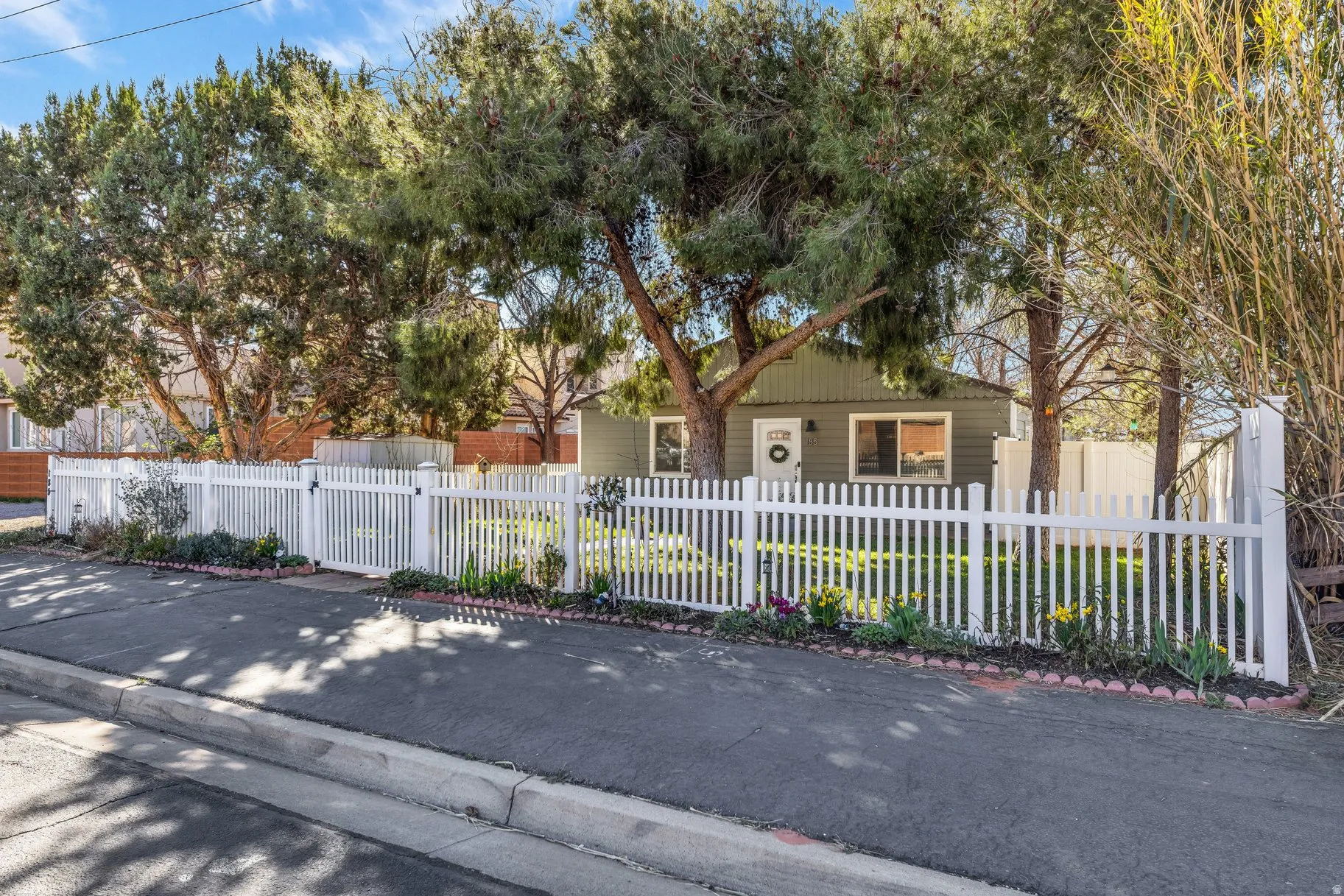 View of front of home featuring a fenced front yard