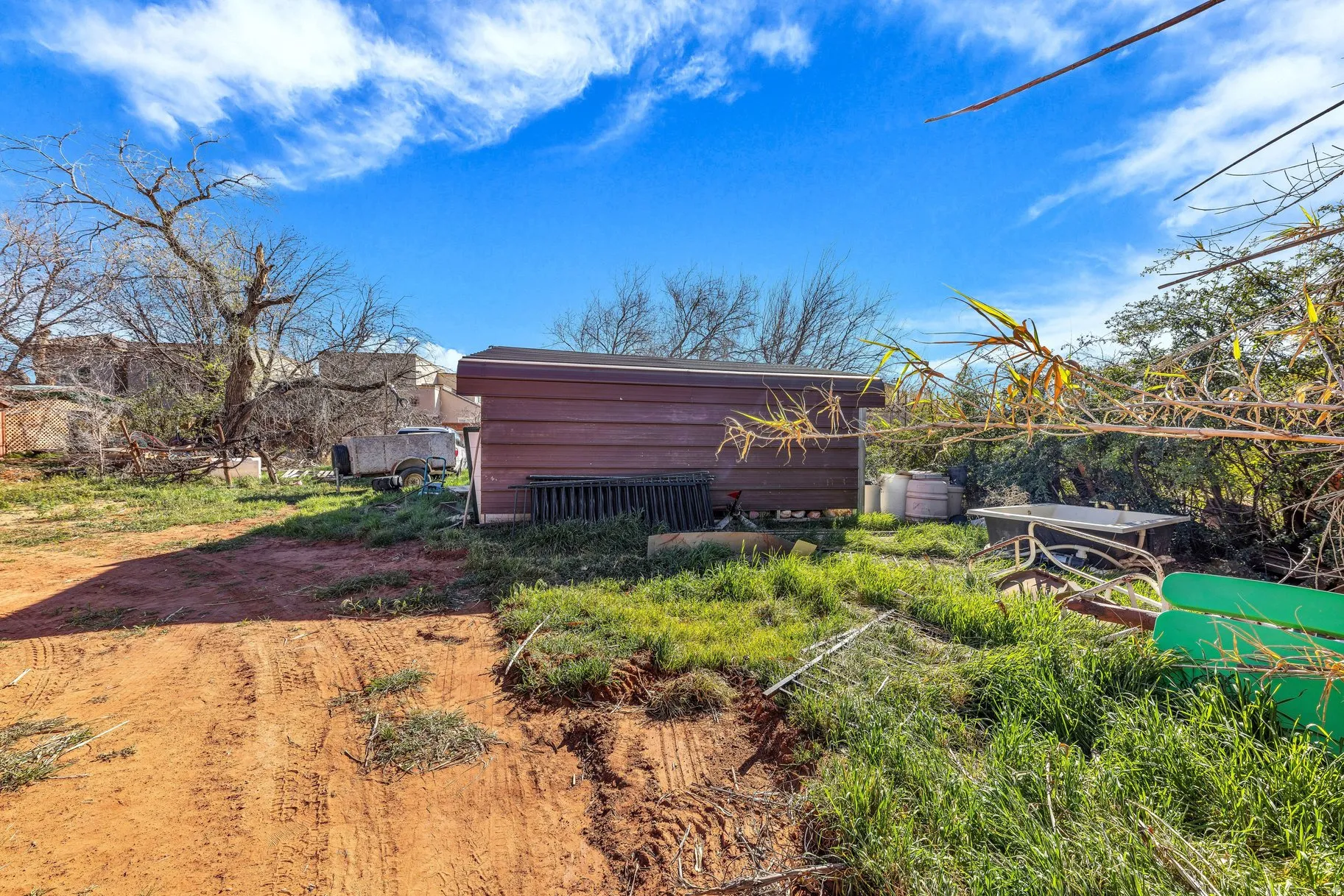 View of yard featuring an outbuilding