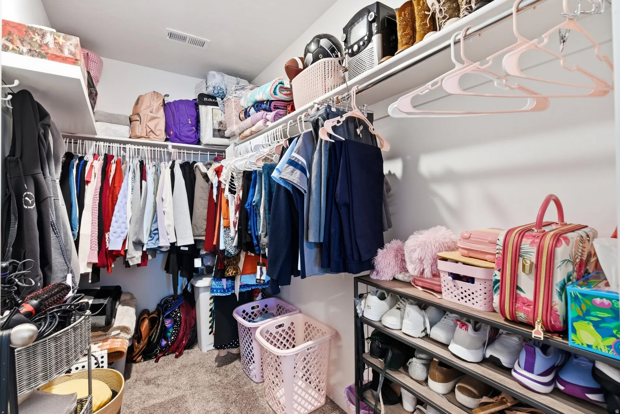 Walk in closet featuring carpet floors