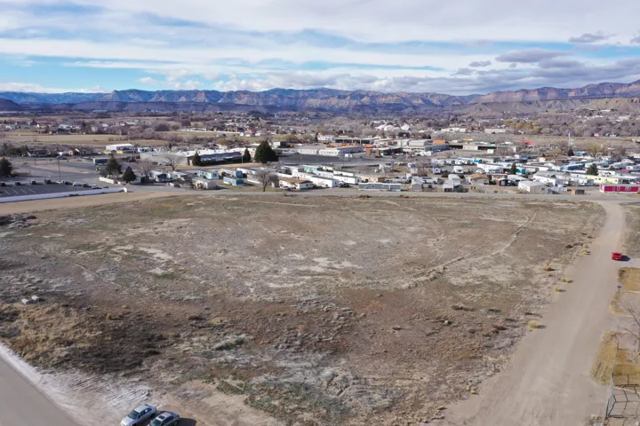 Aerial view of property's location featuring mountains and nearby suburban area