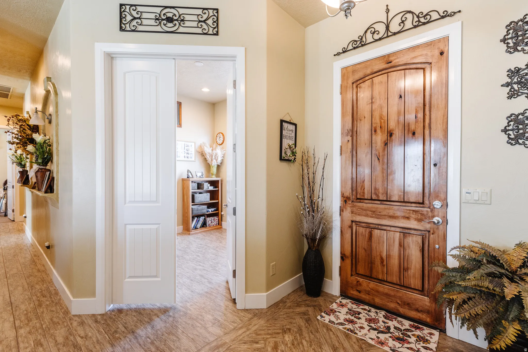 Foyer entrance with parquet flooring and baseboards