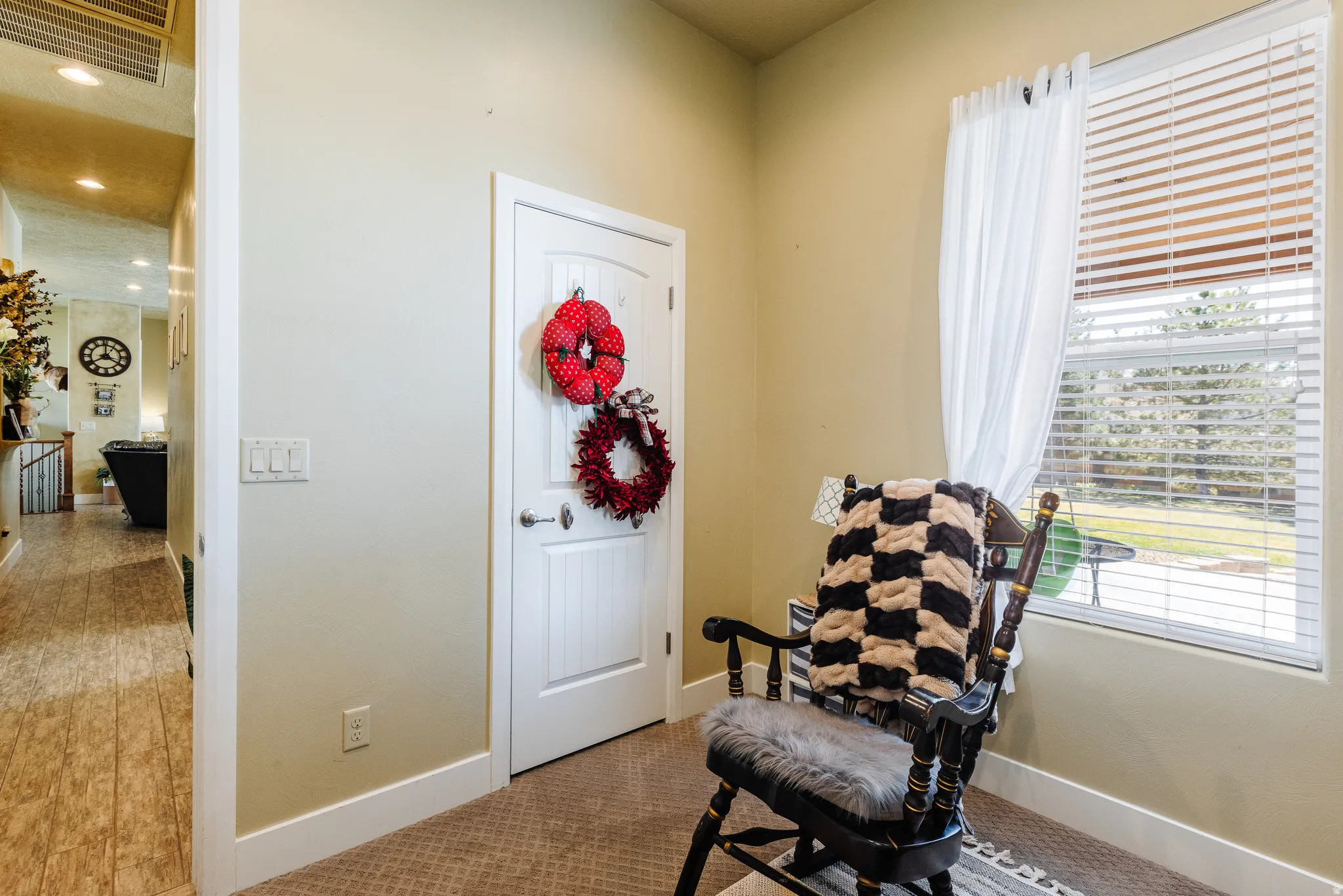 Living area featuring carpet flooring and recessed lighting