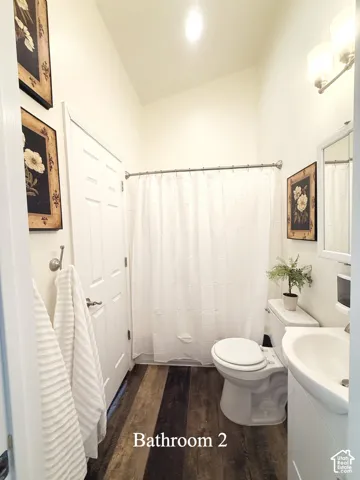 Guest bedroom's ensuite bathroom.  Access to parlor.