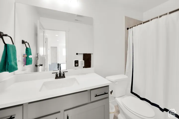 Full bathroom with a shower with curtain and vanity