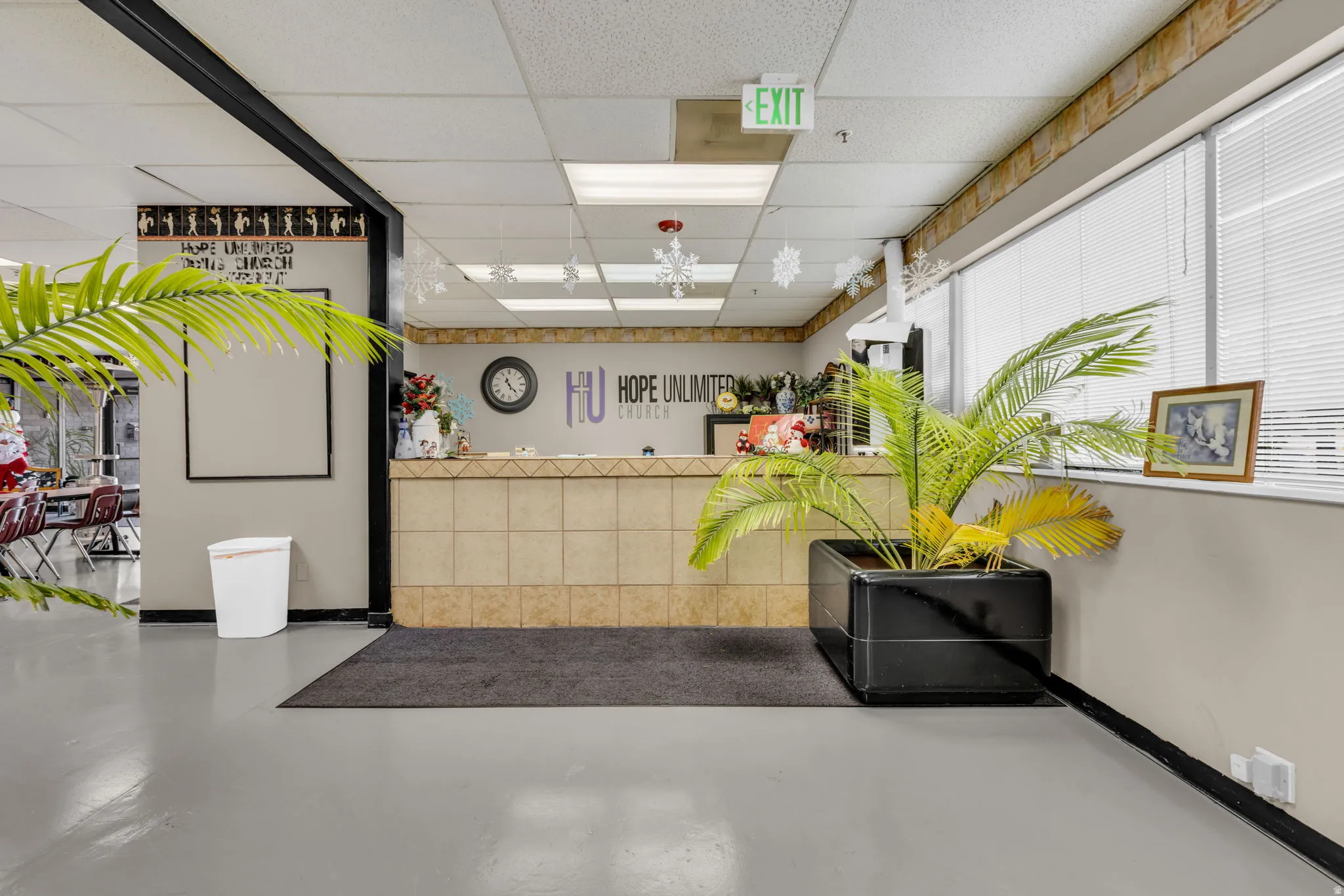 Reception with a drop ceiling