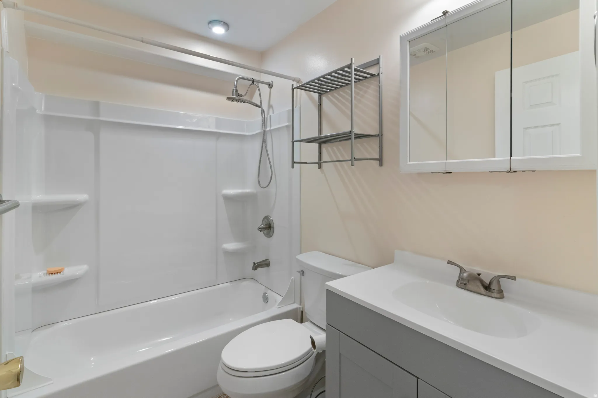 Full bath with vanity and shower / tub combination