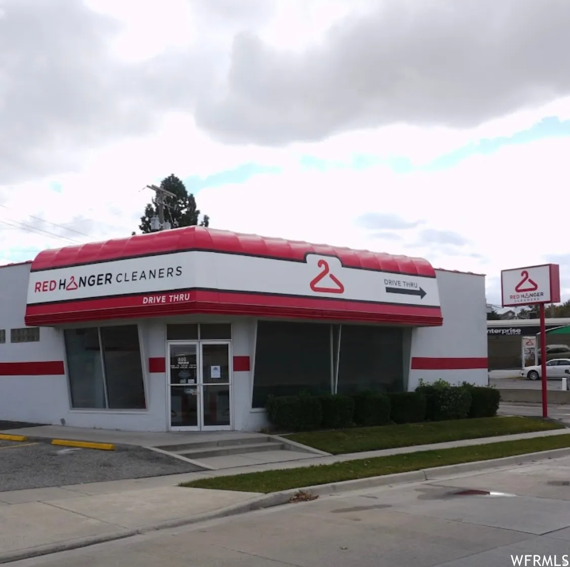View of commercial location featuring uncovered parking