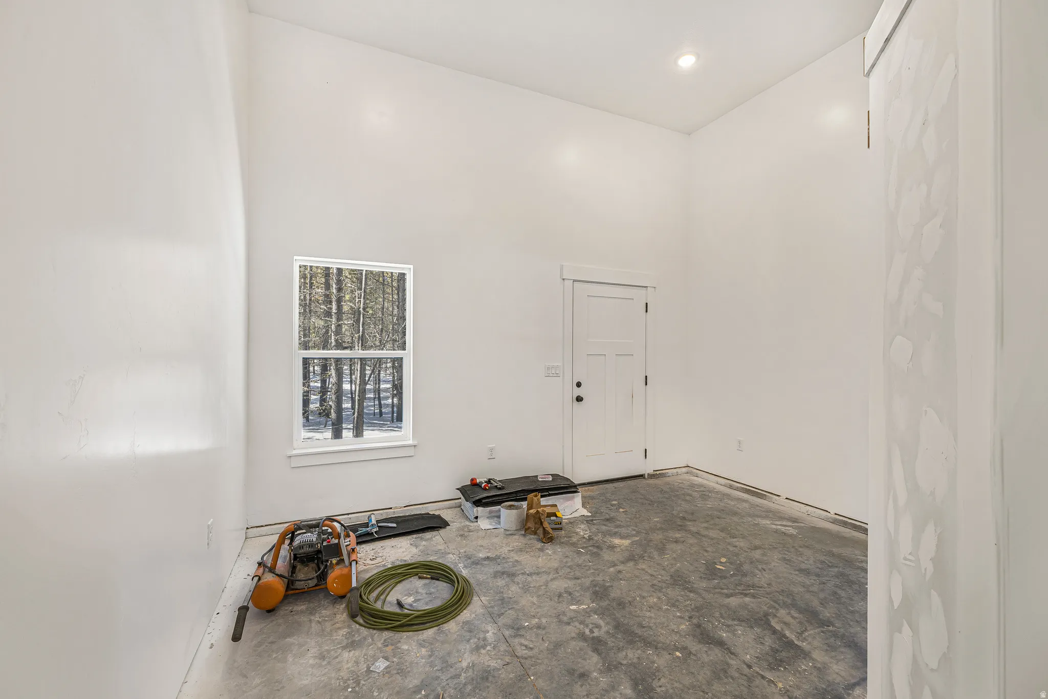 Unfurnished room with a high ceiling