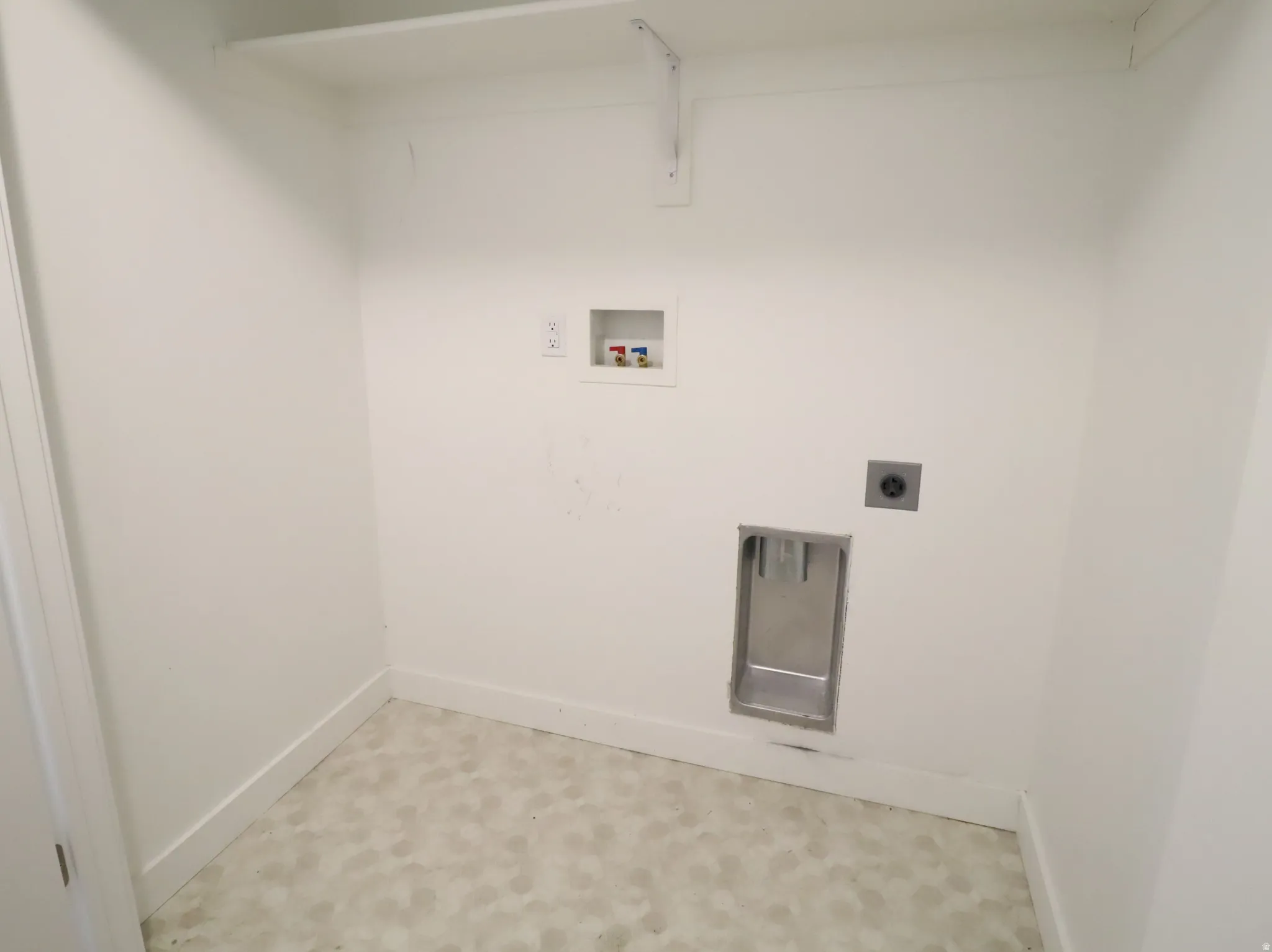 Laundry area with washer hookup and electric dryer hookup