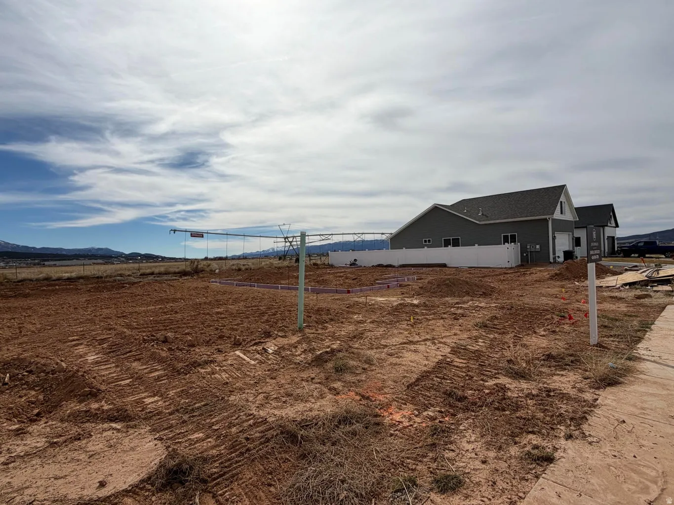 View of yard featuring a mountain view