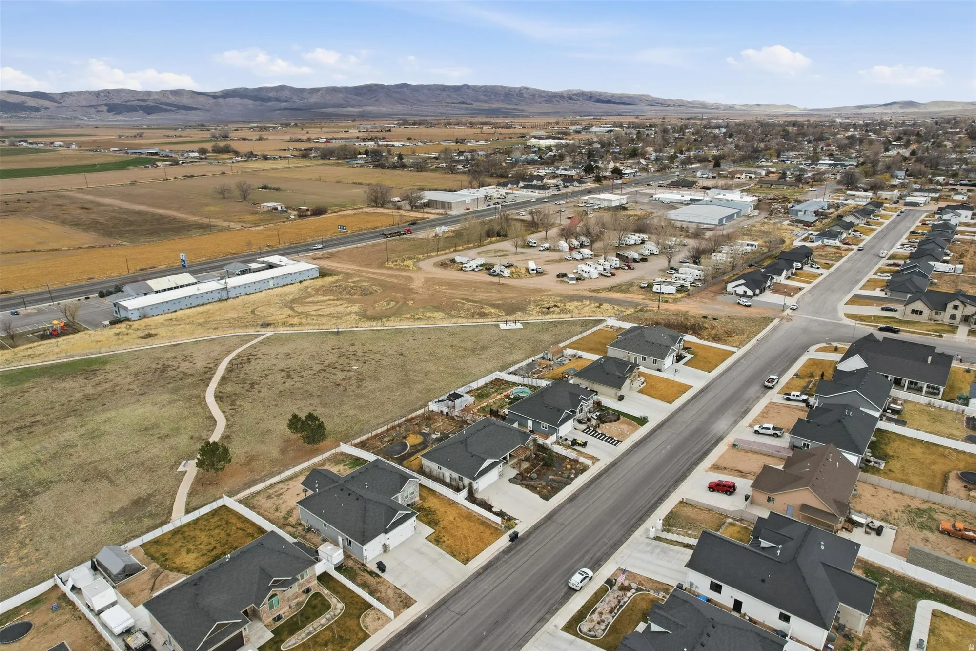 View of property location featuring nearby suburban area and mountains
