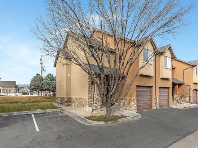Beautiful end unit townhome at the Villas at Maplewood in Pleasant Grove. Features a 1-car garage + an assigned parking space right by your front door