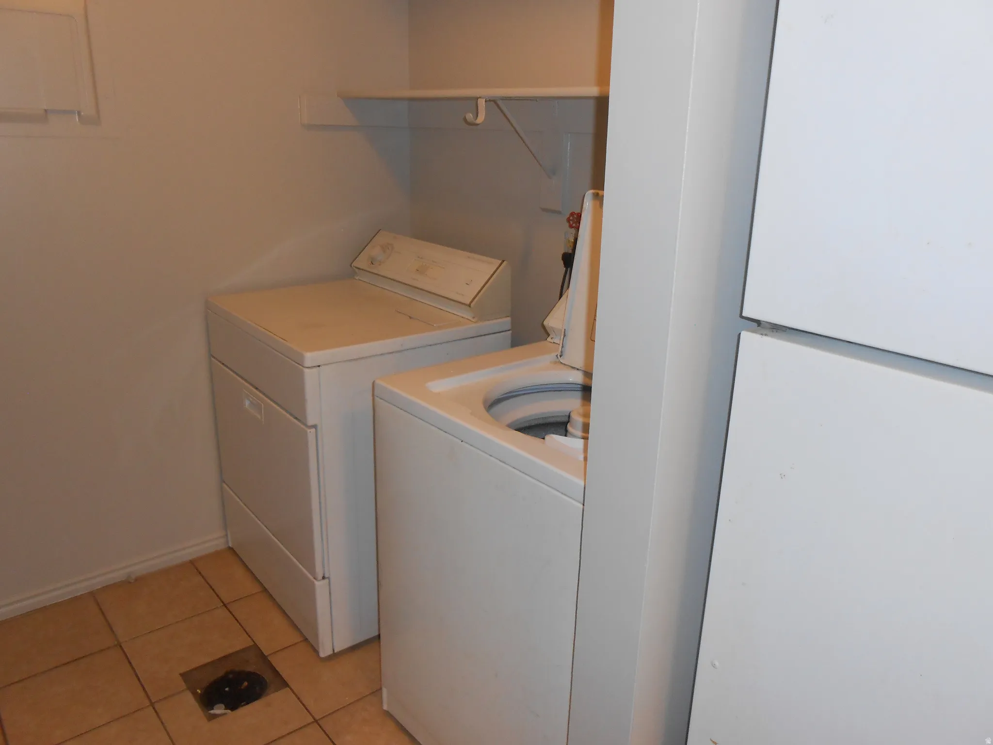 Laundry room featuring light tile patterned flooring and independent washer and dryer