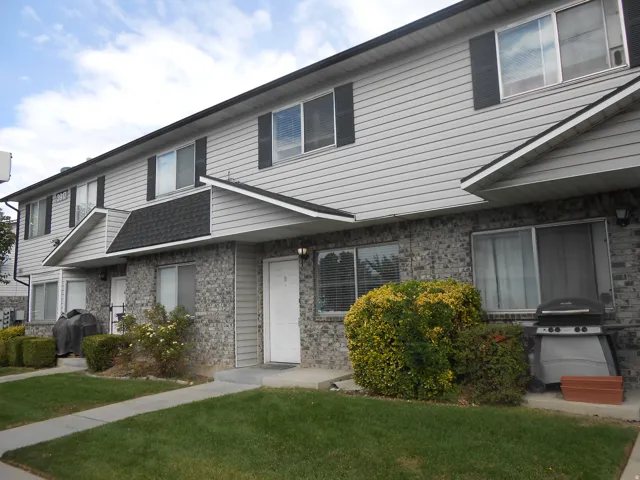 View of front facade featuring a front yard