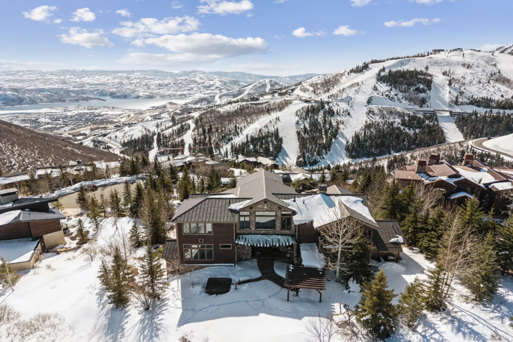 Snowy aerial view with a mountain view