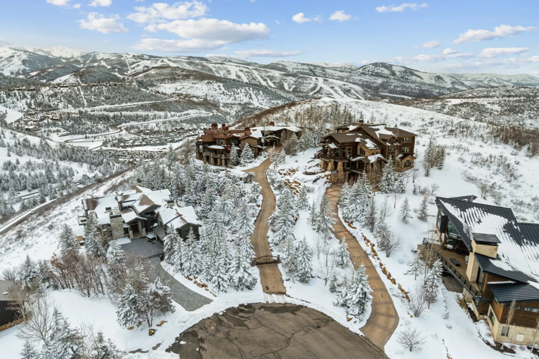 Snowy aerial view with a mountain view