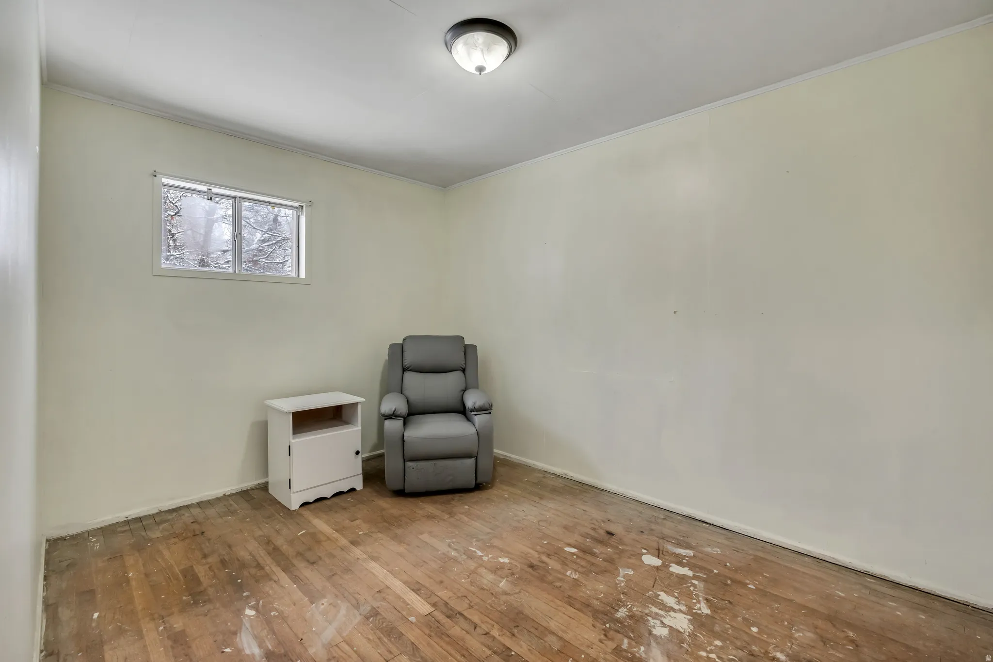 Unfurnished room with hardwood / wood-style flooring and ornamental molding