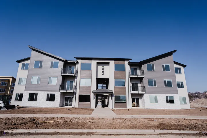 View of apartment building / complex