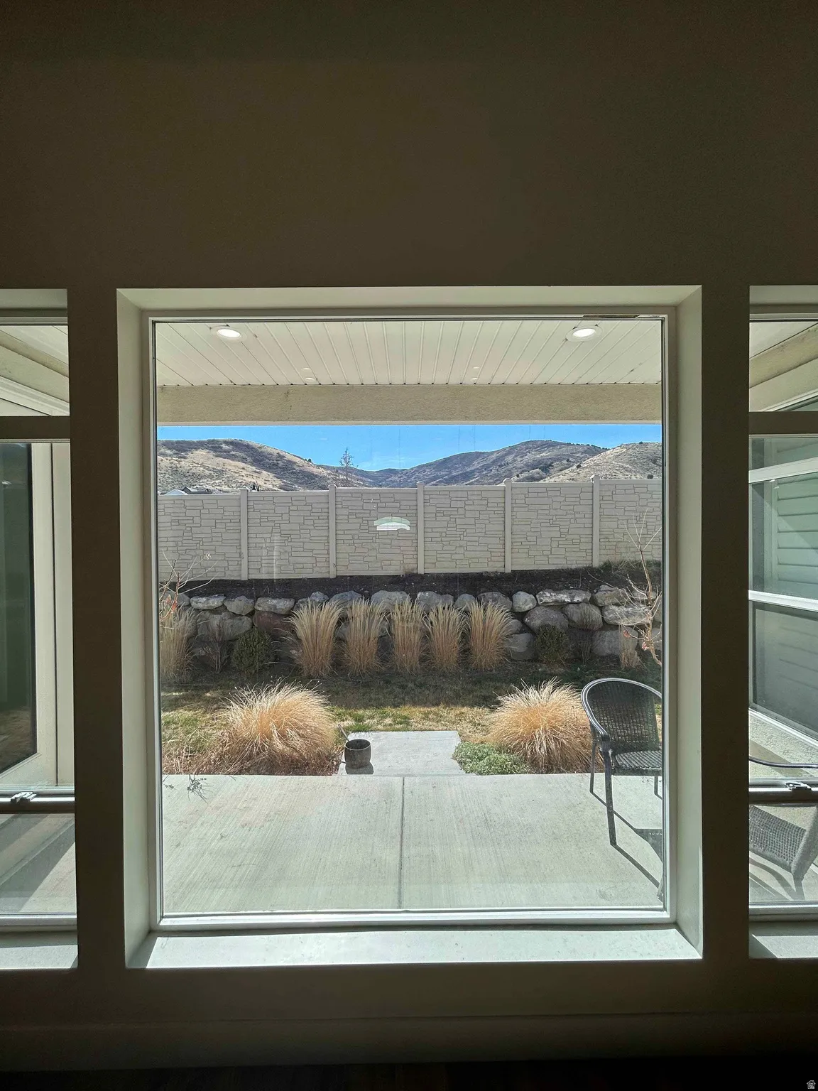 Detailed view of a mountainous background