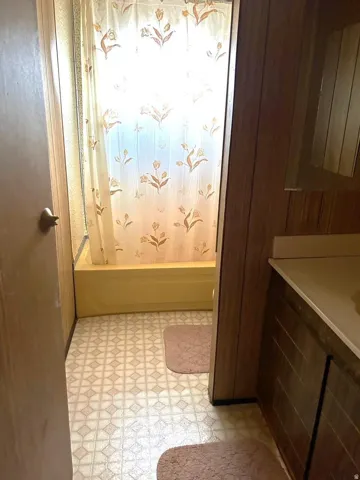 Full Bath with Shower/ Tub
