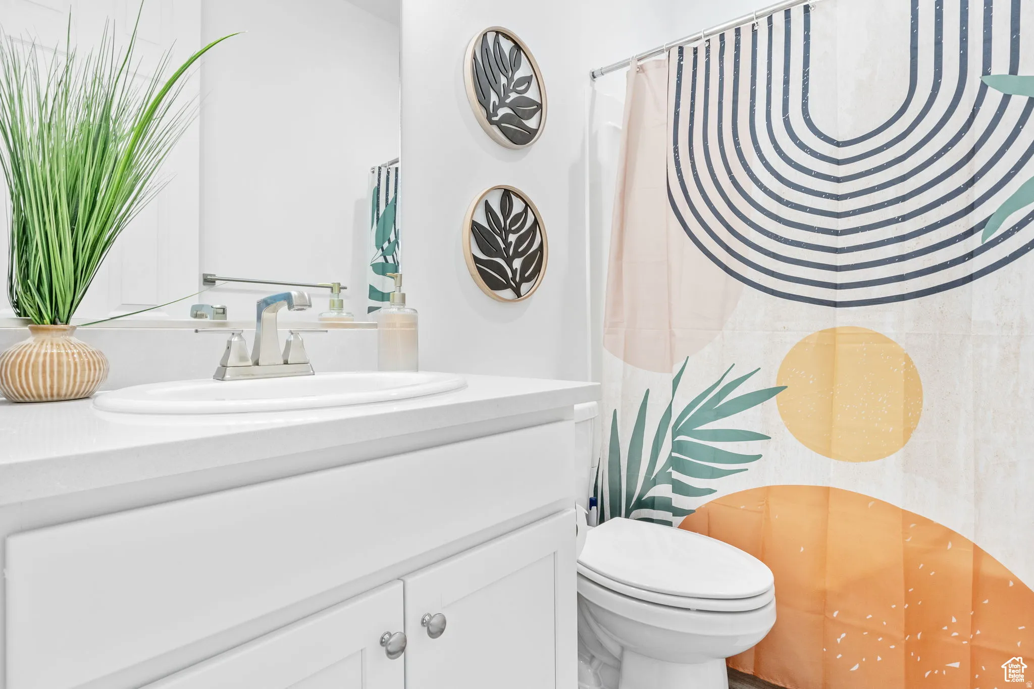 Full bathroom featuring a shower with shower curtain and vanity
