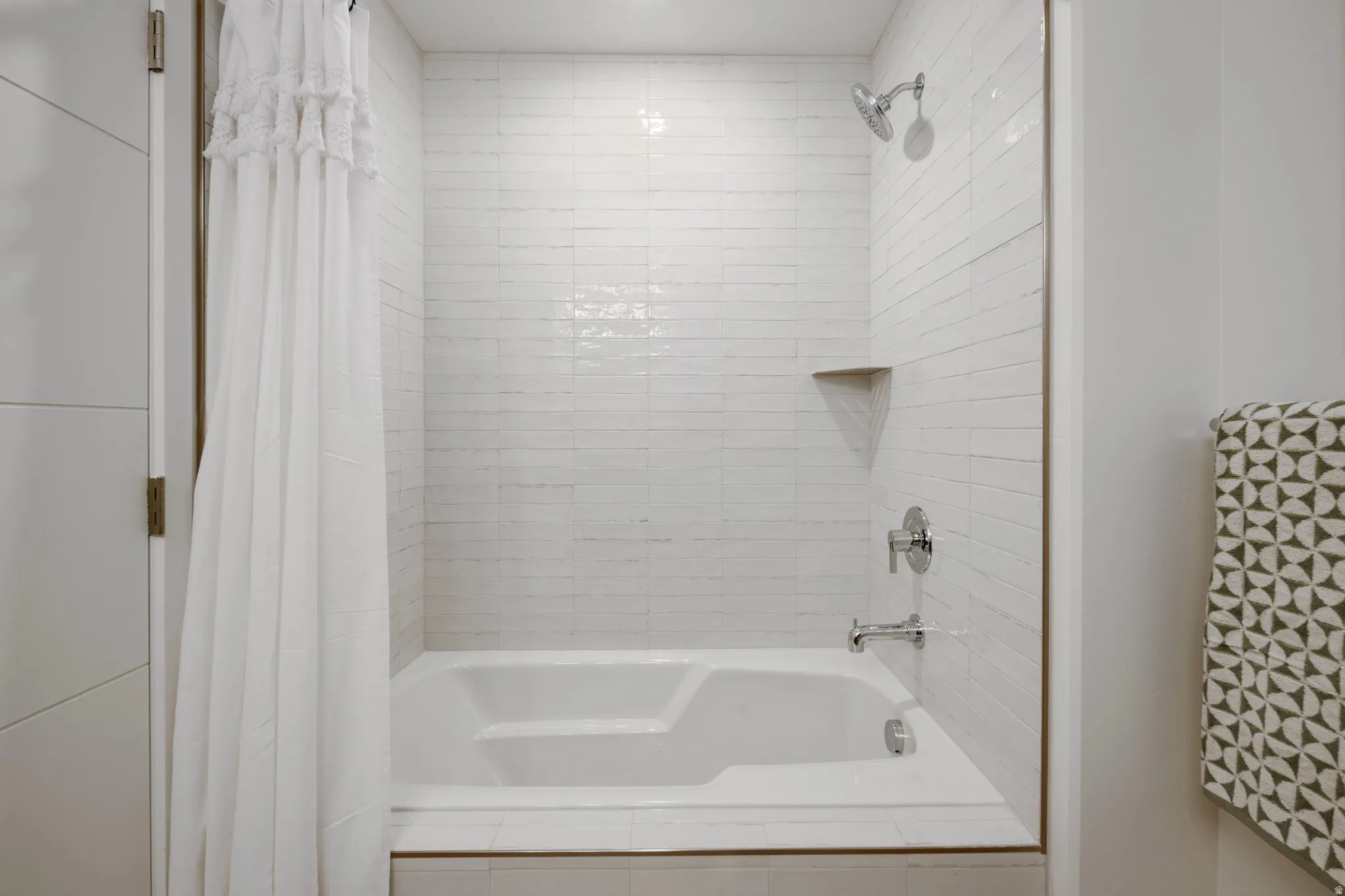 Full bath with shower / tub combo with curtain