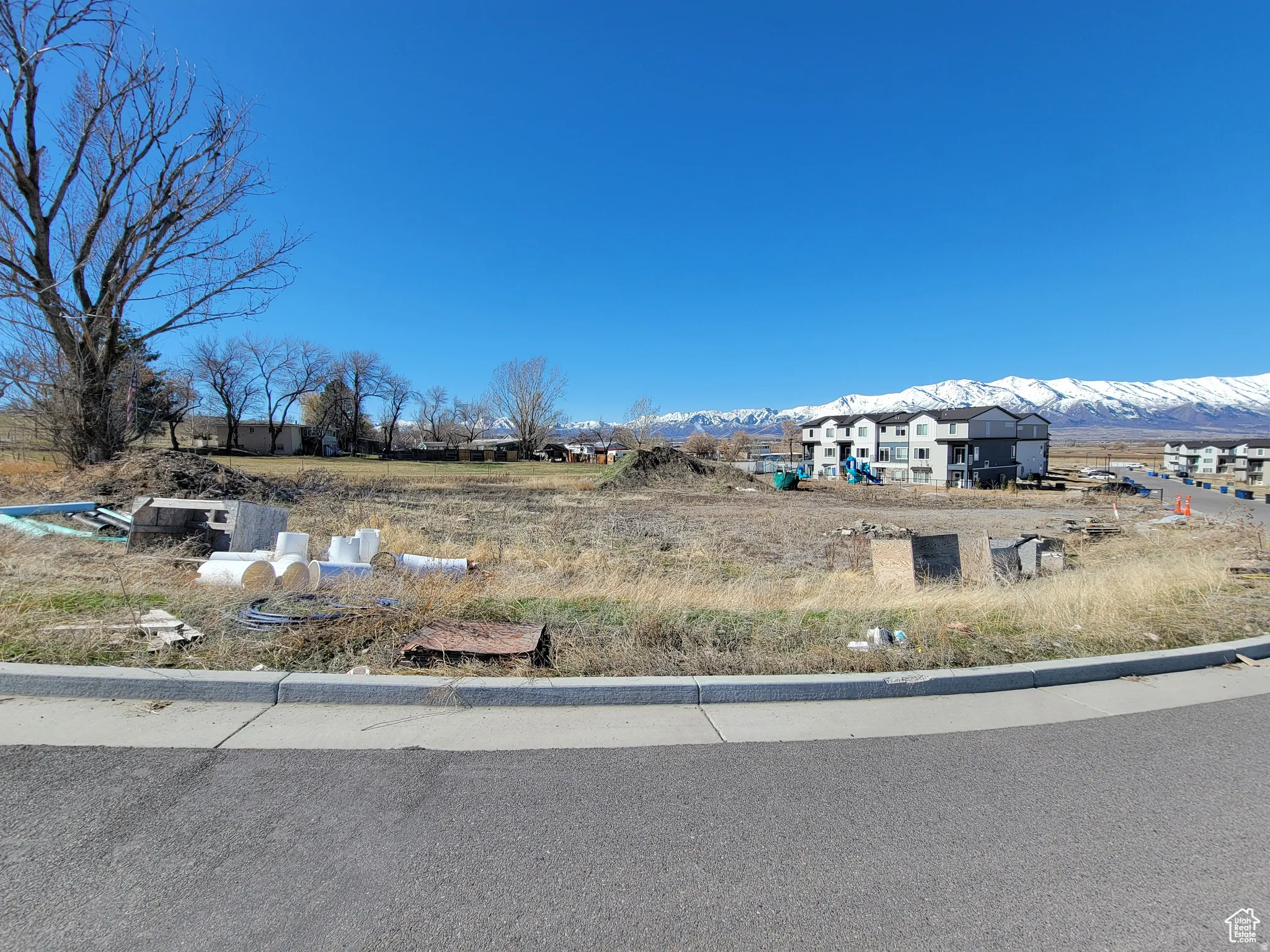 View of yard with a mountain view