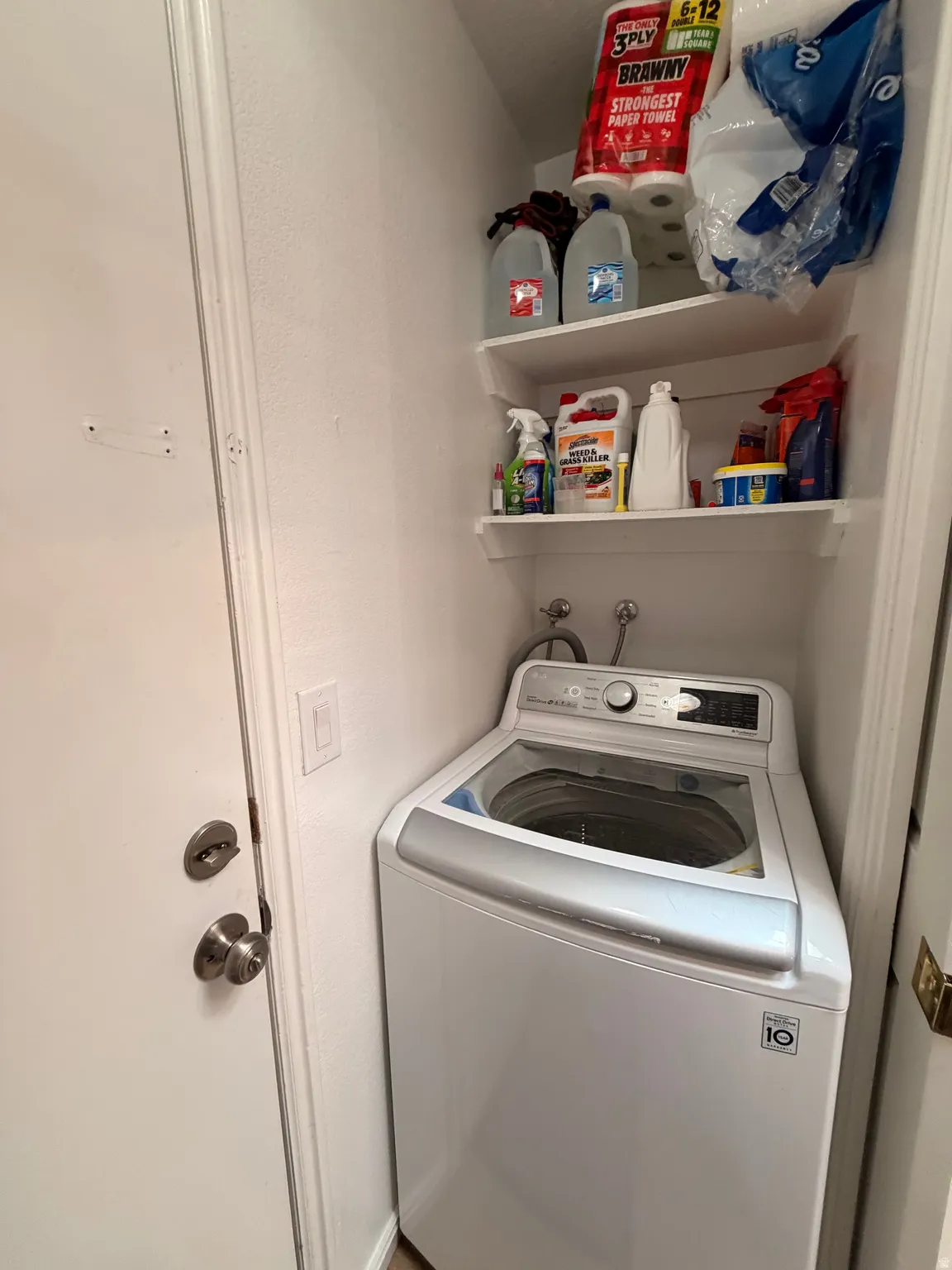 Laundry area with washer / clothes dryer