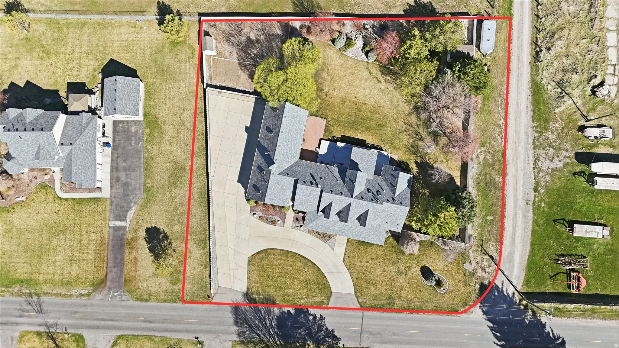 Aerial view of property and surrounding area featuring property parcel outlined