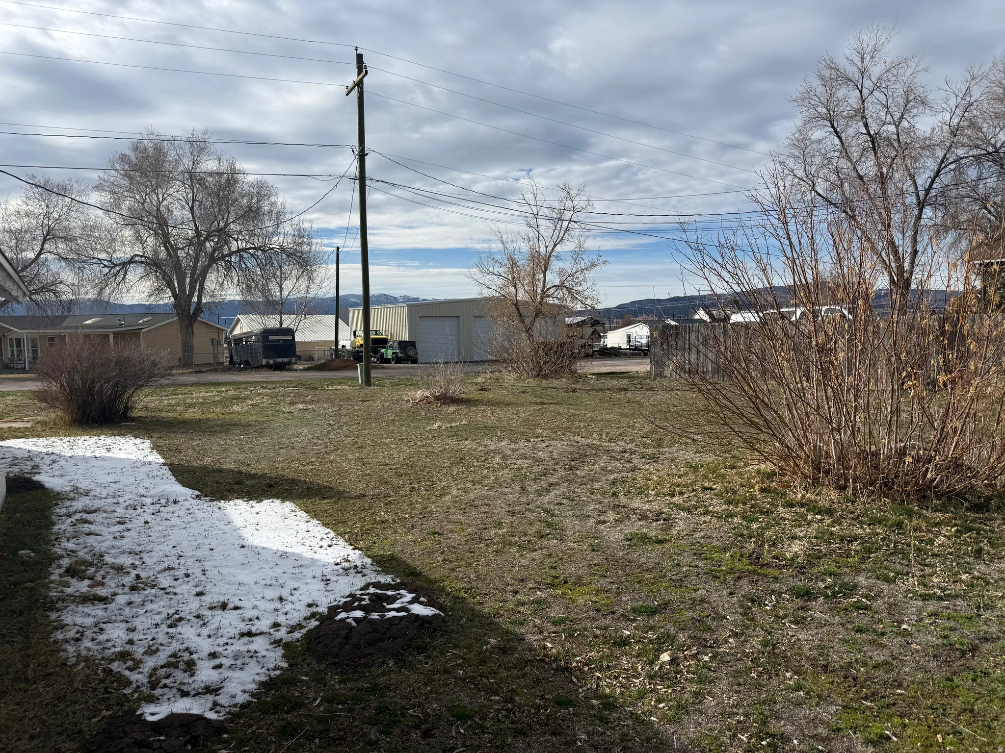 View of yard with an outdoor structure