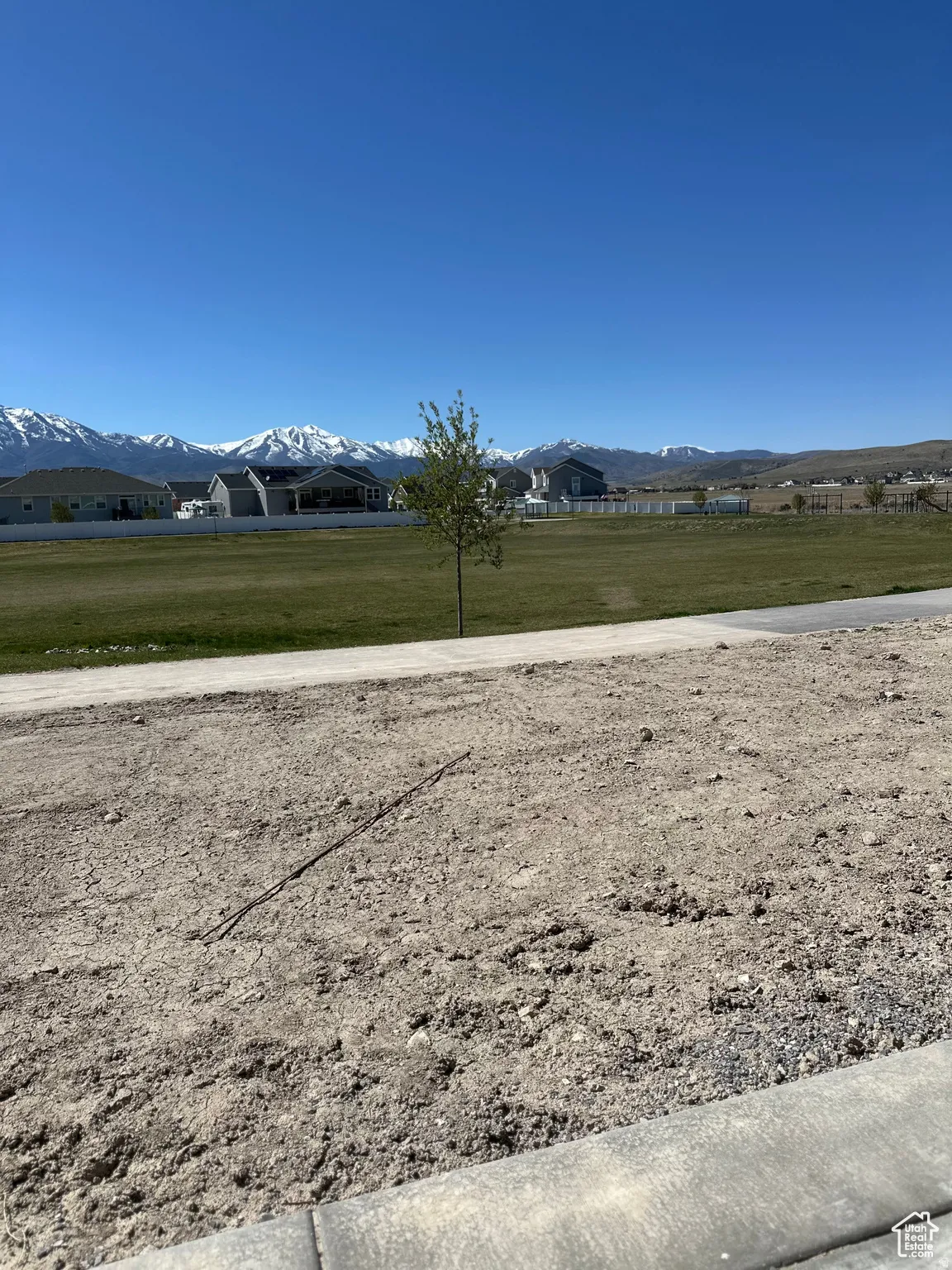 View of property's community with a mountain view