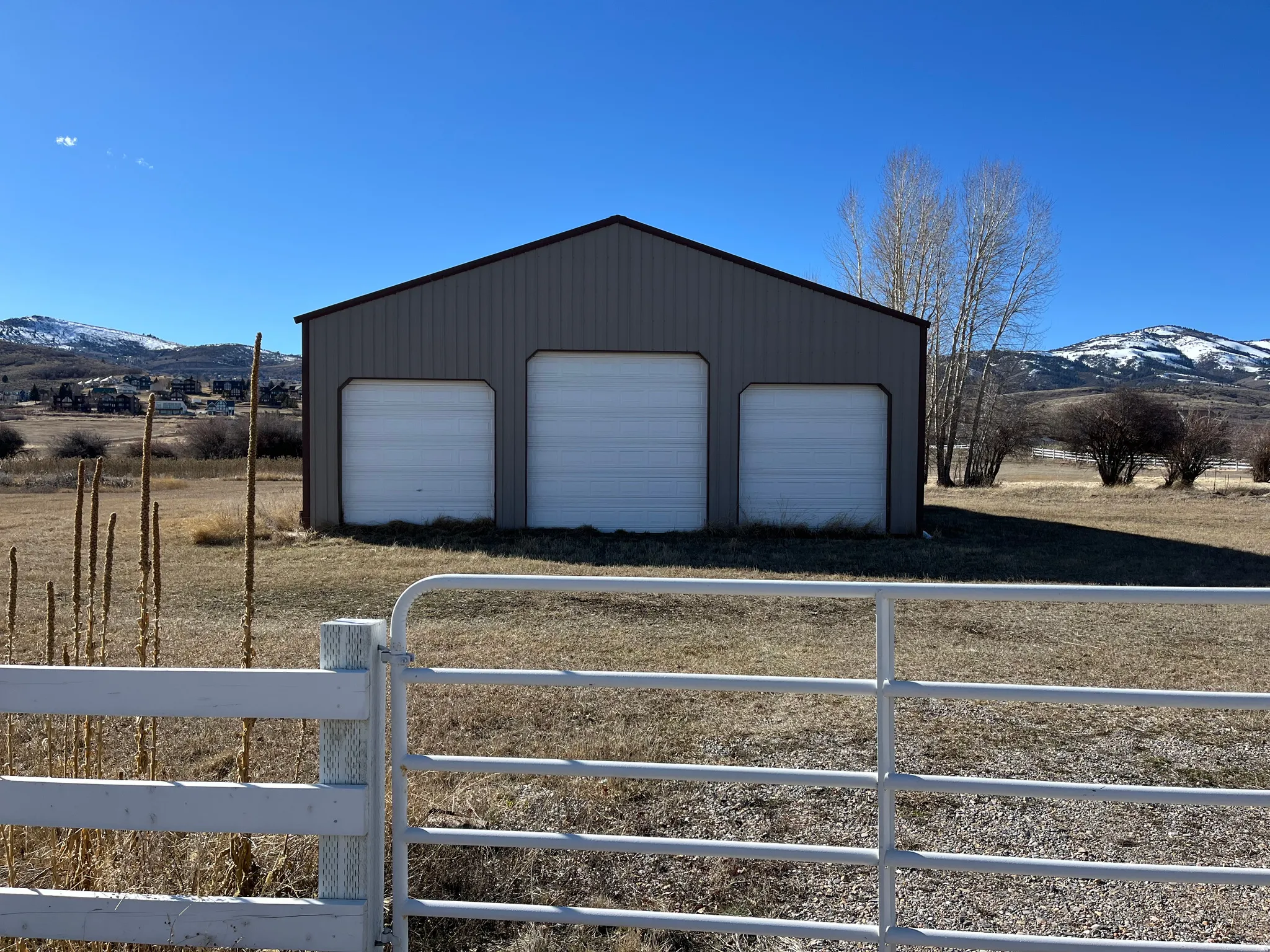 Detached garage with a mountain view and a view of countryside