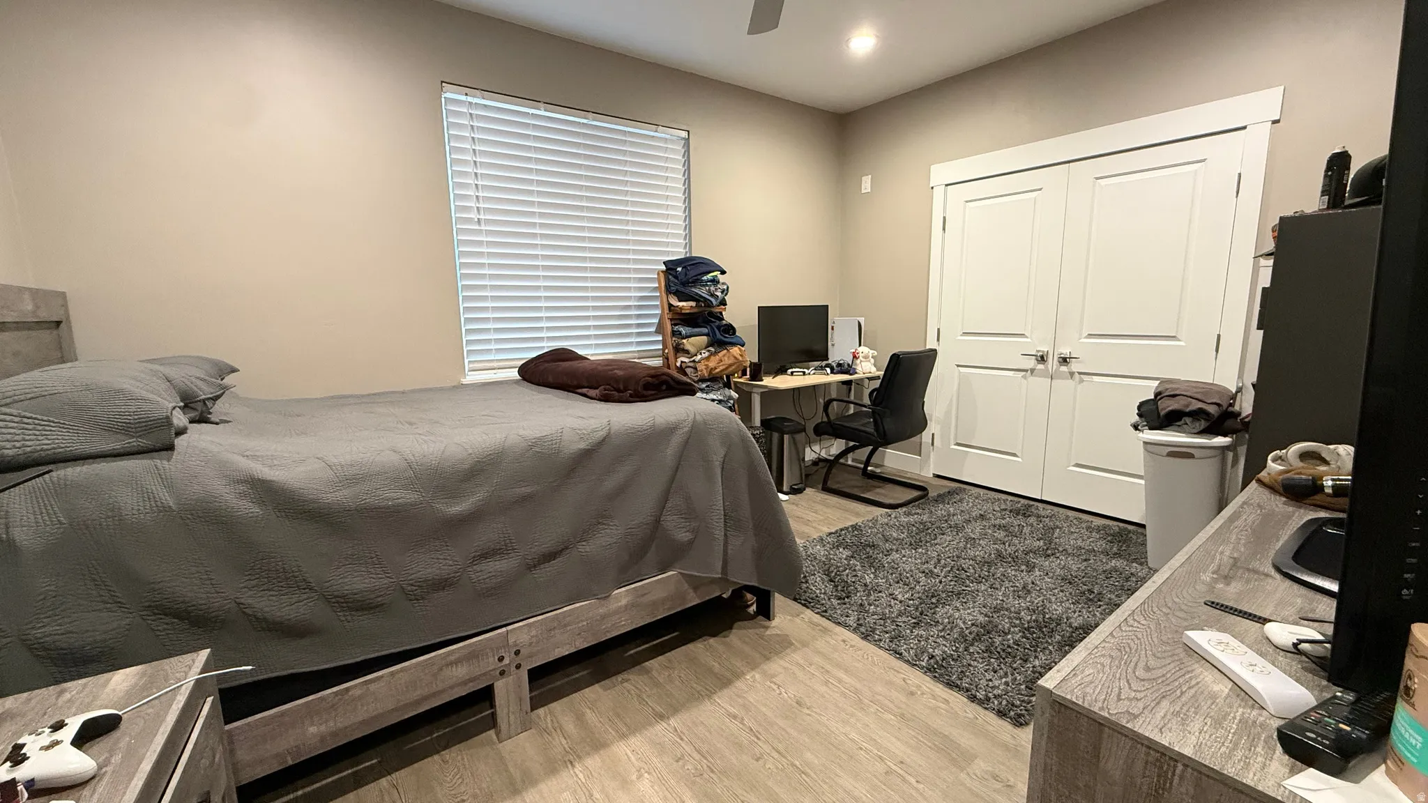 Bedroom featuring a desk, light wood-style floors, a closet, a ceiling fan, and recessed lighting