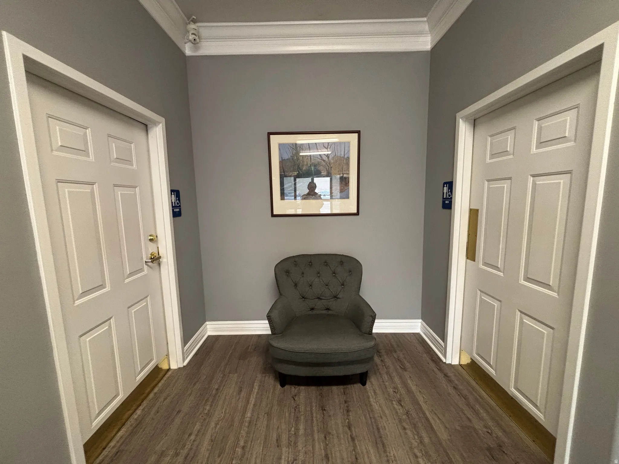 Sitting room with ornamental molding
