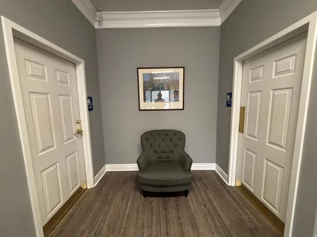 Sitting room with ornamental molding
