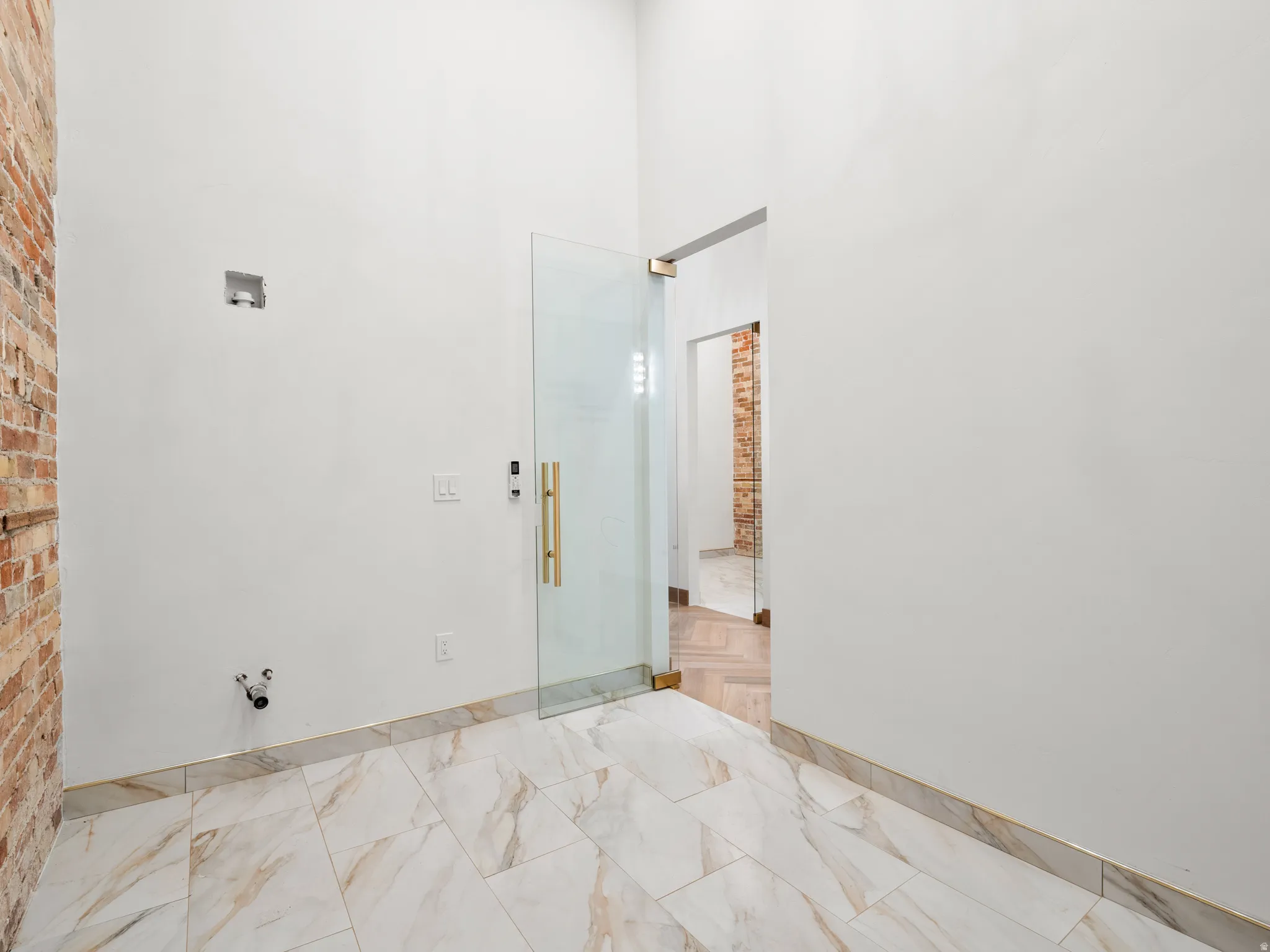 Empty room with a high ceiling